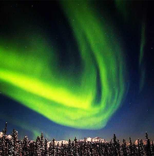 1月26日至27日,阿拉斯加地区拍摄到的壮观极光之舞,来自太阳的带电粒子撞击地球高层大气,产生了极为绚丽的极光现象,对于前来观看极光的人们而言,极光从来没有让他