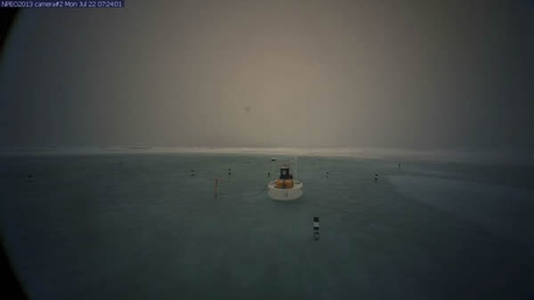 7月22日,北极海冰浮标远程摄像头拍摄到北极海冰降低的现象,说明全球变暖开始影响到北极海冰的总量,使得浮冰的面积和厚度均出现了下降。