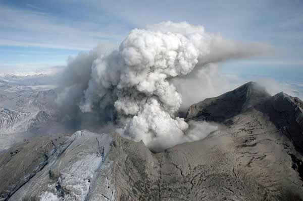 火山喷发前地震或因断层黏滑运动导致