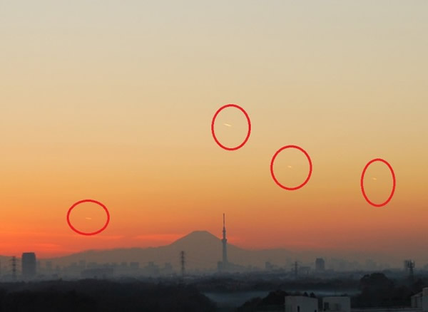 日本东京上空惊现UFO舰队