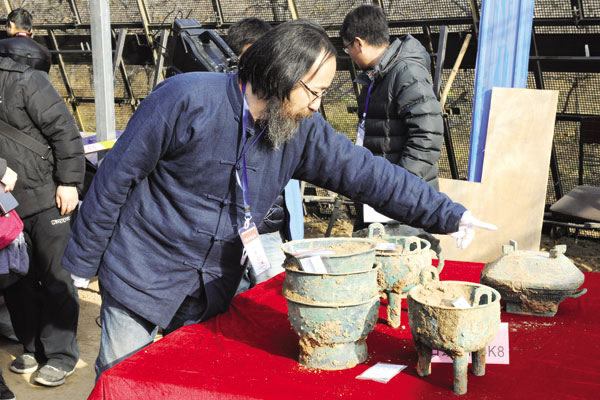 宝鸡石鼓山西周墓地考古发掘出土数量众多青铜器