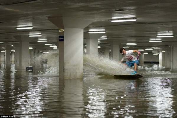 Ӣ�����Ӽ�����һ����ˮ��ͣ�����ڻ�ˮ