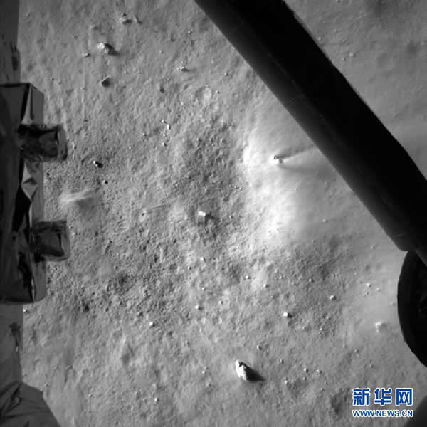 在嫦娥三号探测器距离月面高度为7.9千米时,降落相机拍摄的着陆区月表图像(2013年12月14日摄)。