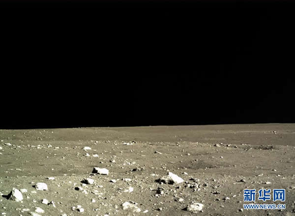 地形地貌相机首次开机测试时拍摄的月表图像(2013年12月15日05时54分摄)。