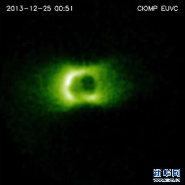 由中科院长春光机所研制的极紫外相机加电开机对地球进行试成像,获取了63幅地球等离子体层图像数据。经过对数据进行消除噪声的处理,得到了对地球等离子体层的试观测结果