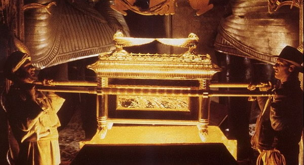 电影《法柜奇兵》里,印第安纳琼斯(右)找到了圣经中的约柜(法柜)。