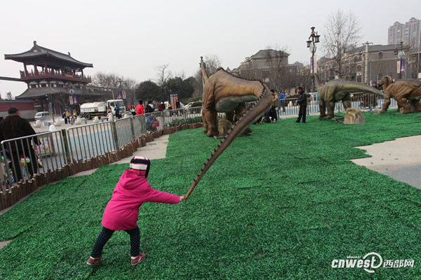 馆外的活体恐龙模型也很吸引人