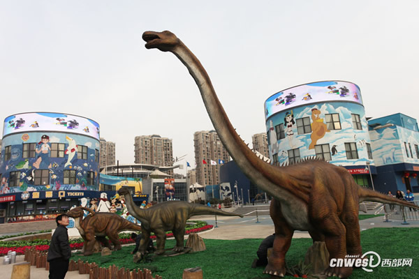 馆外的活体恐龙模型也很吸引人