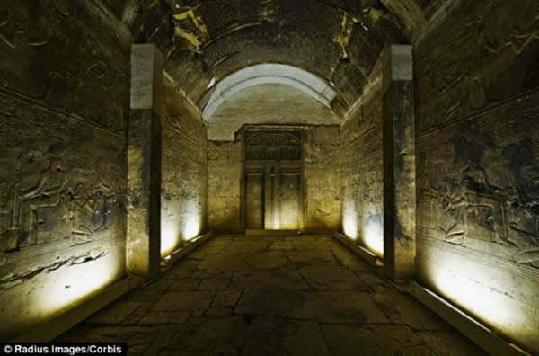 �ڹ�ȥ30���и��𷢾򰢰ݶ�˹��ַ�ı�Ϧ�����Ǵ�ѧ����ѧ�������﷢�����������ʼҴ��Ӻ͹���ĹѨ����Ƭչʾ������һ���ĺ�ΰ������