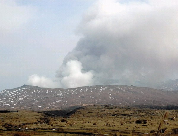 日本阿苏山火山小规模喷发