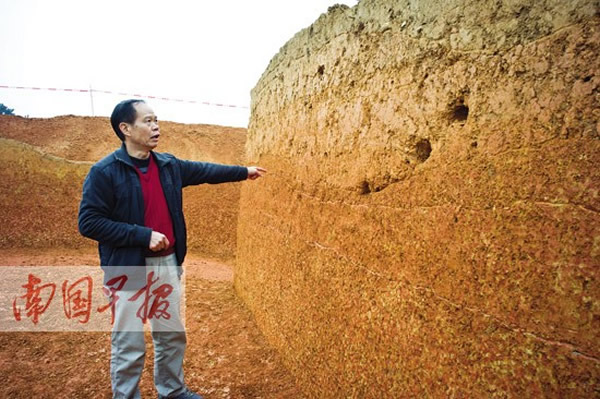 高岭坡遗址目前已经发掘了11层(文化层),并取得了众多发展。图为考古专家谢光茂在划分文化层。