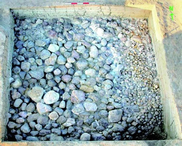 在泥河湾照坡遗址,研究员发现,地面整齐铺设着石头,像是人为“装修”。