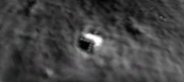 谷歌月球地图显示,该物体边缘处似有7处光点,更令人怀疑其不是天然形成的物体。