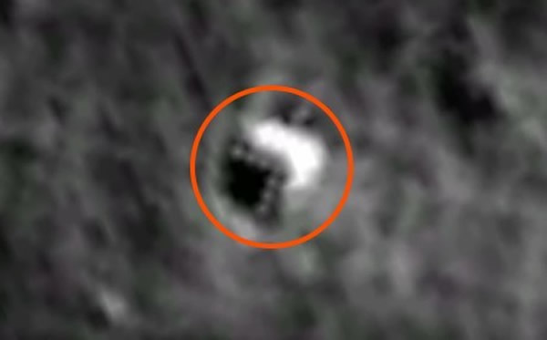 谷歌月球地图中发现月球表面有一个三角形的神秘物体