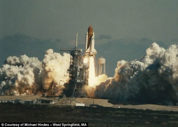 “挑战者”号发射升空。当时,美国人带着期待观看发射,但最后看到的却是一场可怕的灾难