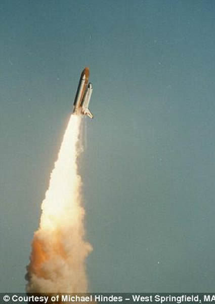 喷射着火焰的“挑战者”号飞向天空,一切看起来非常顺利,但灾难很快就要发生