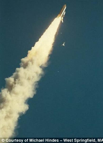 升空后数秒钟拍摄的照片。从烟雾的颜色和体积来看,“挑战者”号出现严重问题,等待它的将是可怕的灾难