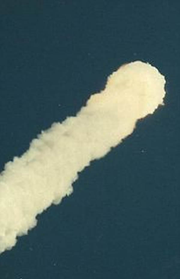 烟雾越来越大,包裹着“挑战者”号。很快,“挑战者”号爆炸分解