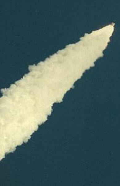 烟雾越来越大,包裹着“挑战者”号。很快,“挑战者”号爆炸分解