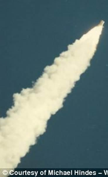 烟雾越来越大,包裹着“挑战者”号。很快,“挑战者”号爆炸分解