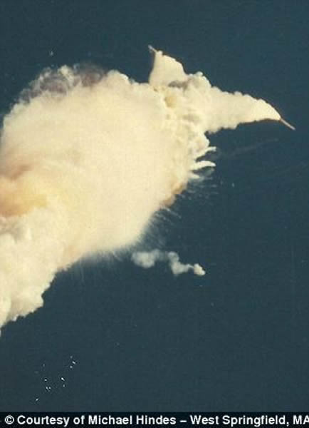 烟雾越来越大,包裹着“挑战者”号。很快,“挑战者”号爆炸分解