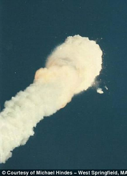 烟雾越来越大,包裹着“挑战者”号。很快,“挑战者”号爆炸分解