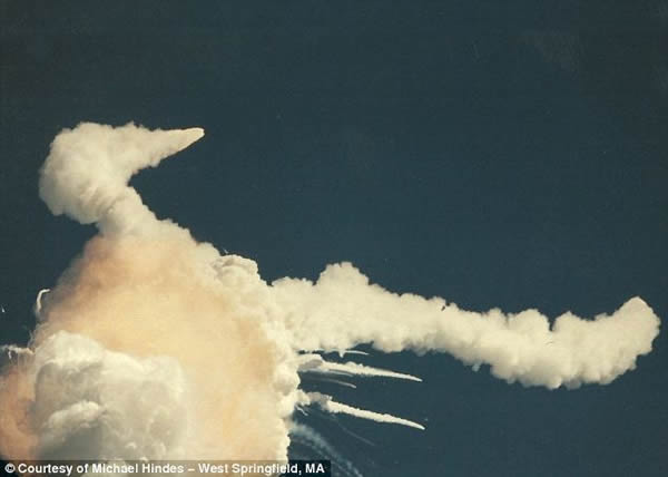 1986年1月28日,“挑战者”号航天飞机在升空后不久发生爆炸,机上的7名宇航员——克丽斯塔-麦考利夫、迈克尔-史密斯、迪克-斯科比、罗纳德-麦克奈尔、鬼冢承次