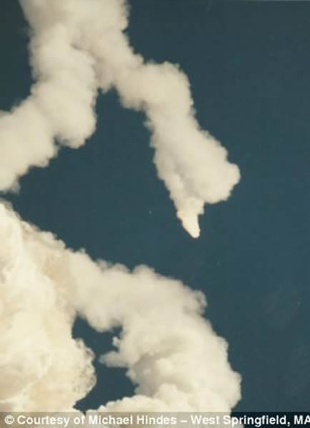 “挑战者”号发生爆炸,碎片坠向大西洋