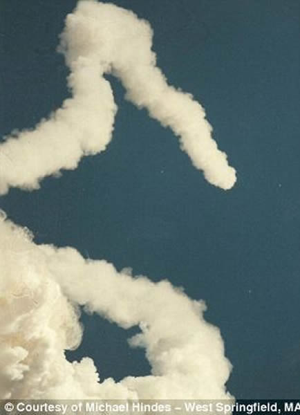 “挑战者”号发生爆炸,碎片坠向大西洋