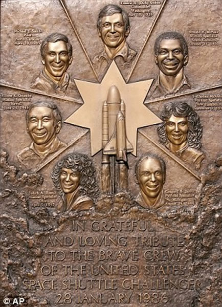 弗吉尼亚州阿林顿国家公墓的“挑战者”号纪念匾额,纪念在“挑战者”号空难事故中遇难的7名宇航员
