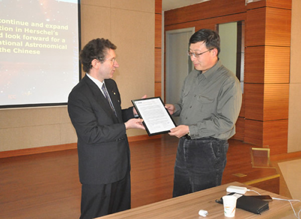 2012年12月,Ott先生向国家天文台副台长郝晋新呈交致谢信。