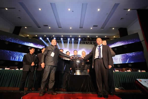 18日至19日,由中国先秦史学会、四川省历史学会、资阳人书社联合主办的“资阳人与中华文明溯源研讨会”在四川资阳市召开。研讨会上,由李治刿总策划、刘胜俊总编撰的著