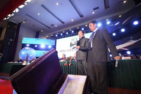 18日至19日,由中国先秦史学会、四川省历史学会、资阳人书社联合主办的“资阳人与中华文明溯源研讨会”在四川资阳市召开。研讨会上,由李治刿总策划、刘胜俊总编撰的著