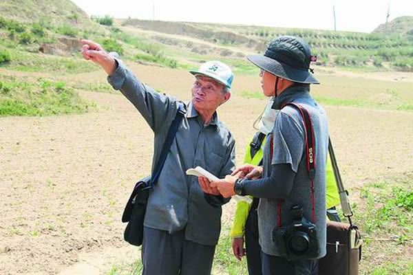 庞其清(左)在野外考察