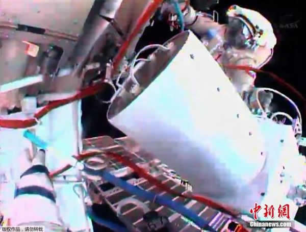 2014年1月27日,宇航员进行太空行走,安装 UrtheCast的摄像机,这些摄像机先前在2013年12月27日的一次太空行走中安装和移除。在此次安装之后,U