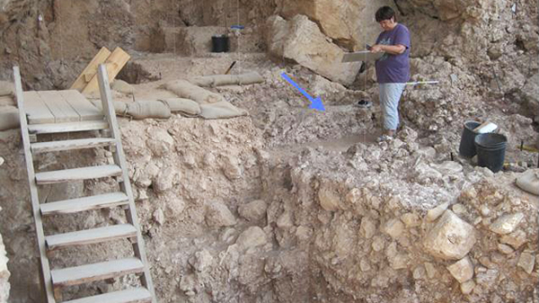 以色列洞穴中发现30万年前的古壁炉