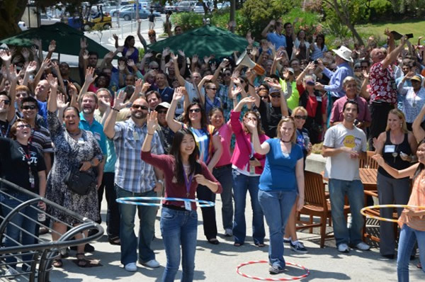 在美国太空总署喷射推进实验室外朝土星挥手的群众
