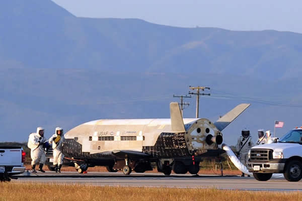 X-37B是一种小型航天飞机,可快速进入轨道进行作战