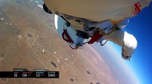 奥地利跳伞家从太空跳伞回地球