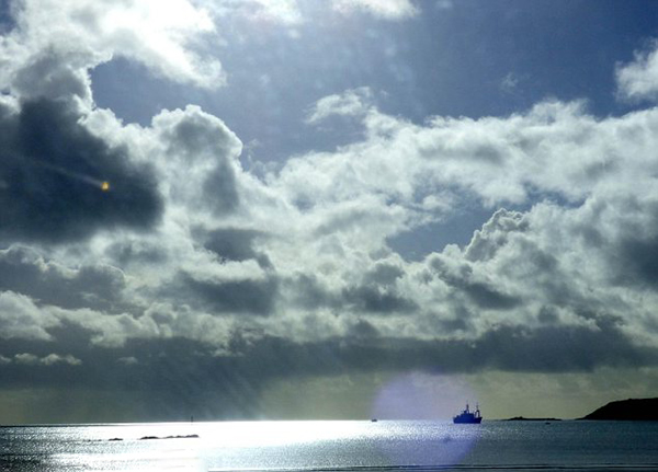 英国摄影爱好者在拍摄云层时拍到不明飞行物