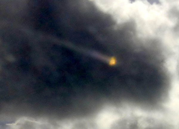 英国摄影爱好者在拍摄云层时拍到不明飞行物