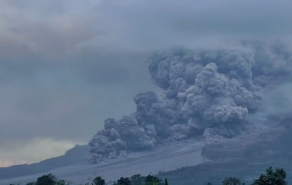 印度尼西亚苏门答腊锡纳朋火山剧烈喷发形成小型龙卷风