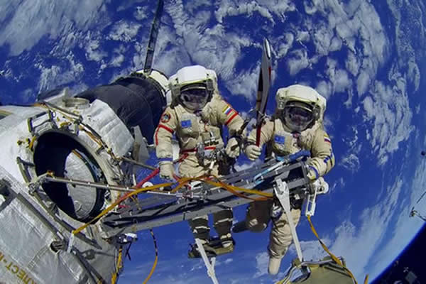 索契冬季奥运会的奥运火炬在国际空间站外进行了展示