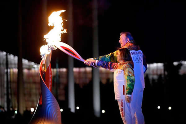 点燃主火炬的时刻:索契2014年冬季奥运会主火炬点燃的过程,由俄罗斯名将弗拉迪斯拉夫·特列季亚克和伊琳娜·罗德尼娜共同点燃。