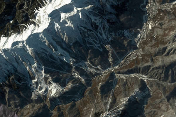 本张图也是从太空看2014年冬季奥运会的场地情景,此图片拍摄时间为2014年1月2日,卫星图像由DigitalGlobe公司提供。