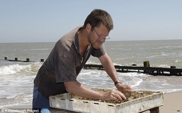 大英博物馆的阿什顿博士正对从哈比斯堡海湾淤泥中采集的沉积物进行分析。根据地下的冰积层——形成悬崖——以及发现的已灭绝的哺乳动物化石,考古学家得出足印所在沉积层的