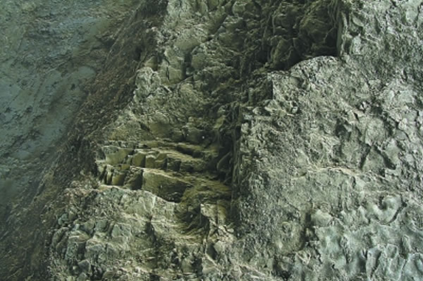 二号墓凿石痕迹