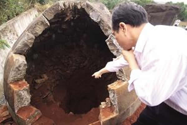 2月8日,海口唐胄墓园的一座古墓被盗挖,墓穴被挖出一个大口子。