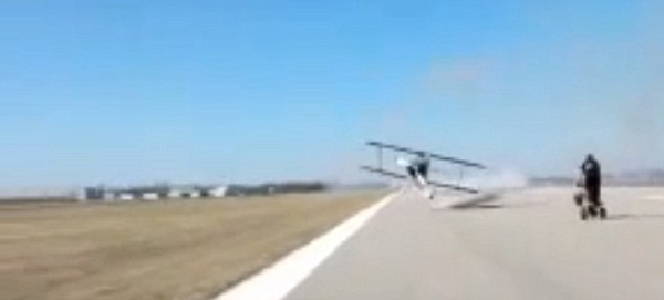 去年,曾有一架飞机在着陆时,险些撞上同跑道的摩托车特技表演员。