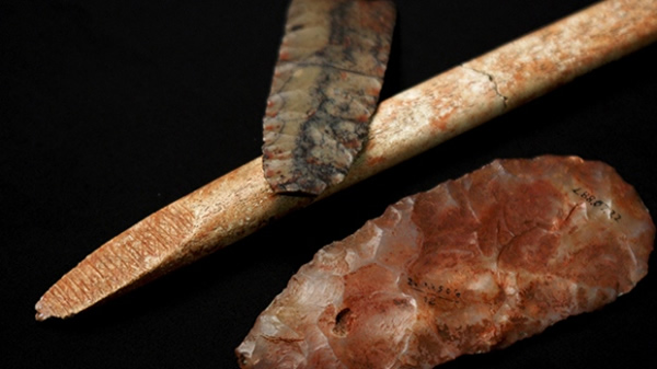 这些石器1968年发现于美国蒙大拿州西部一个克洛维斯时代的埋葬地点